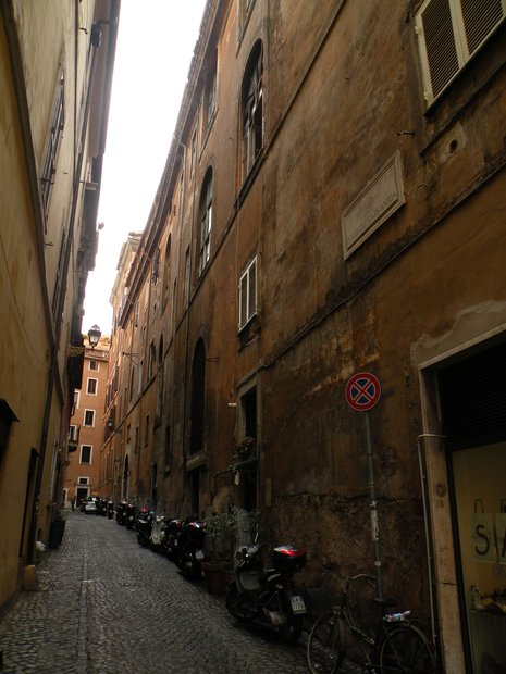  scooter alignés, via del Collegio Capranica